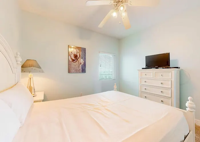 Gulf-front W Shaded Balcony Wifi Ac & Shared Pools Hot Tubs & Sauna Holiday home
